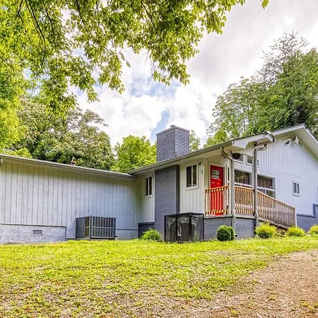 The Bungalow Hot Tub, Wifi, Games, Secluded, Near Dollywood